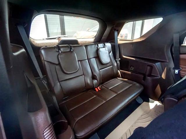 Photo of 2021 White Ford Explorer