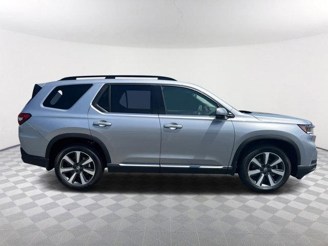 Photo of 2025 Lunar Silver Metallic Honda Pilot