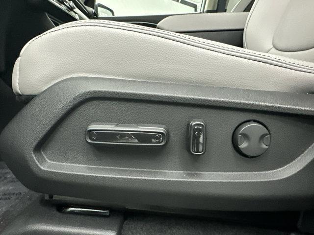 Photo of 2025 Lunar Silver Metallic Honda Pilot