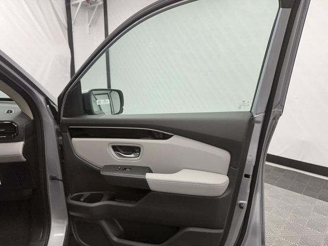 Photo of 2025 Lunar Silver Metallic Honda Pilot