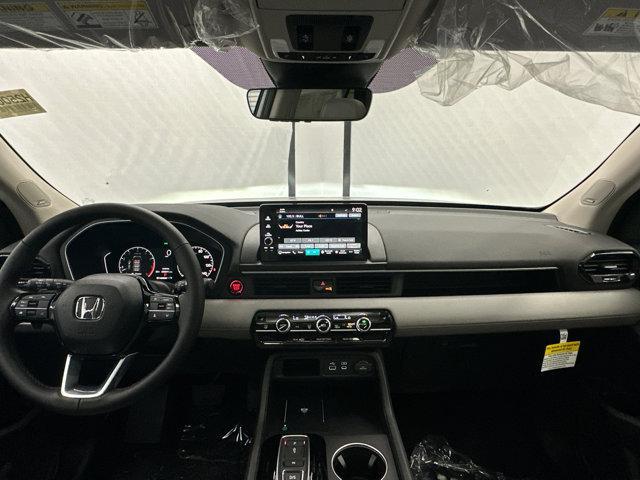 Photo of 2025 Lunar Silver Metallic Honda Pilot