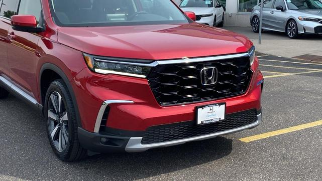Photo of 2025 Radiant Red Metallic II Honda Pilot