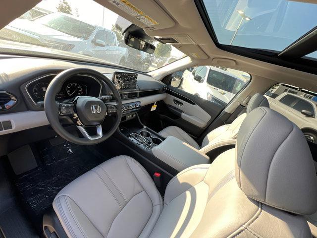 Photo of 2025 Obsidian Blue Pearl Honda Pilot