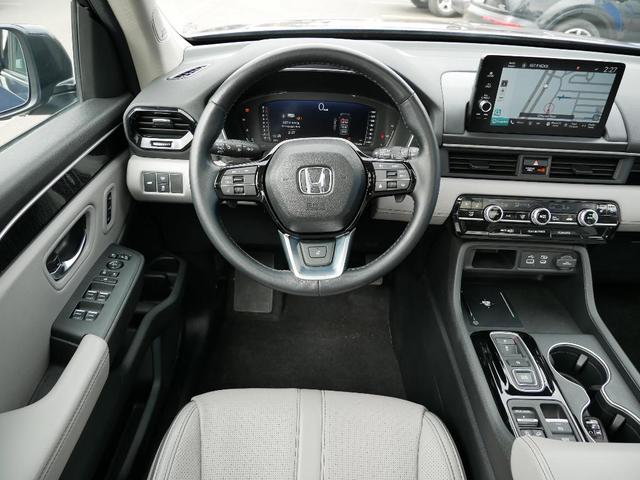 Photo of 2025 Obsidian Blue Pearl Honda Pilot