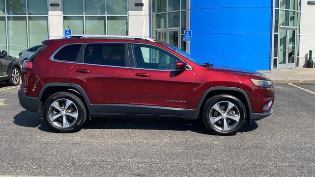 Photo of 2019 Velvet Red Pearlcoat Jeep Cherokee
