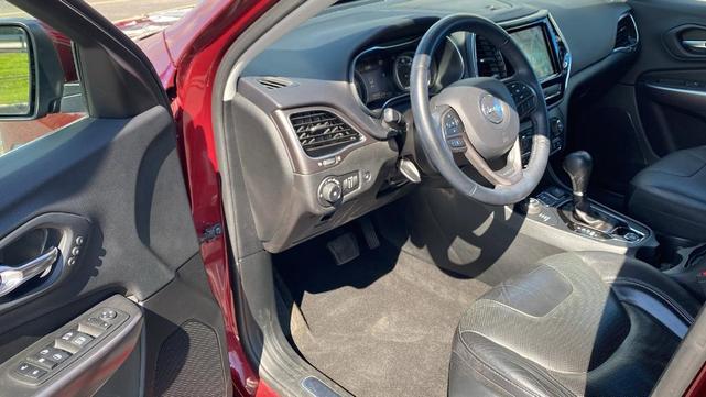 Photo of 2019 Velvet Red Pearlcoat Jeep Cherokee