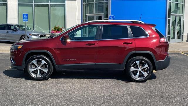 Photo of 2019 Velvet Red Pearlcoat Jeep Cherokee