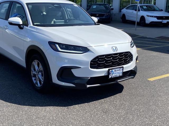 Photo of 2023 Platinum White Pearl Honda HR-V