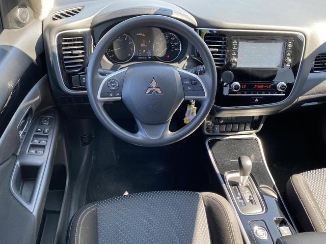 Photo of 2020 Pearl White Mitsubishi Outlander