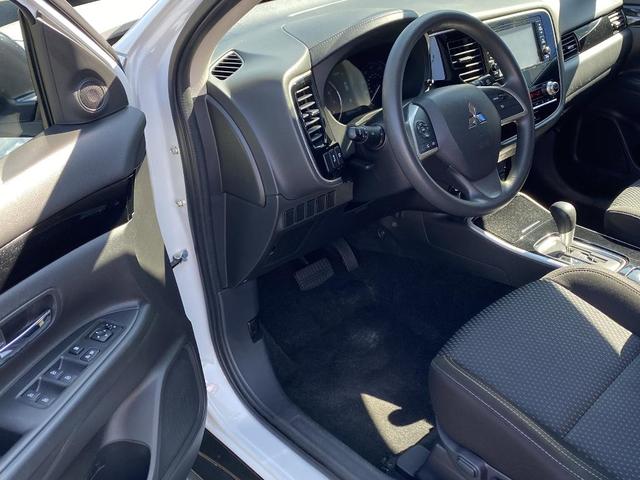 Photo of 2020 Pearl White Mitsubishi Outlander