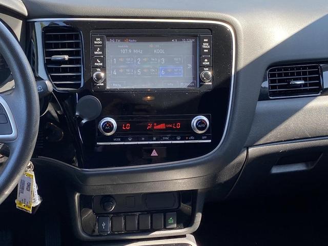 Photo of 2020 Pearl White Mitsubishi Outlander