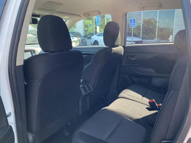 Photo of 2020 Pearl White Mitsubishi Outlander