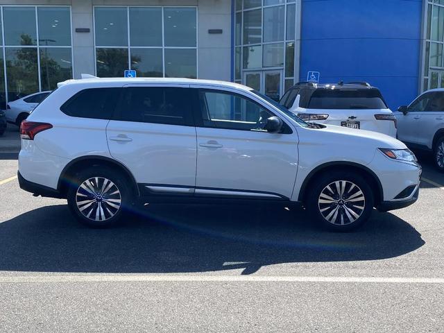Photo of 2020 Pearl White Mitsubishi Outlander