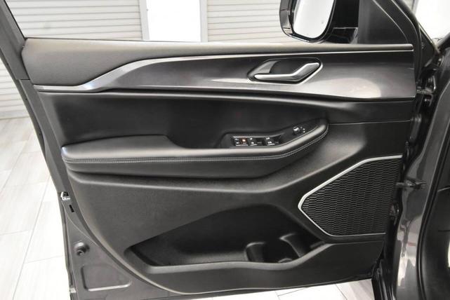 Photo of 2022 Baltic Gray Metallic Clearcoat Jeep Grand Cherokee L