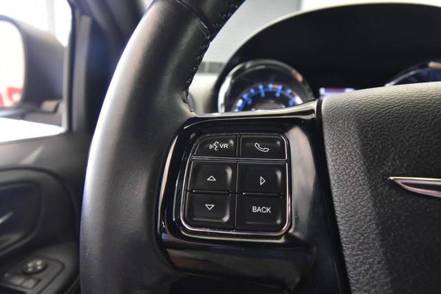 Photo of 2016 Brilliant Black Crystal Pearlcoat Chrysler Town & Country