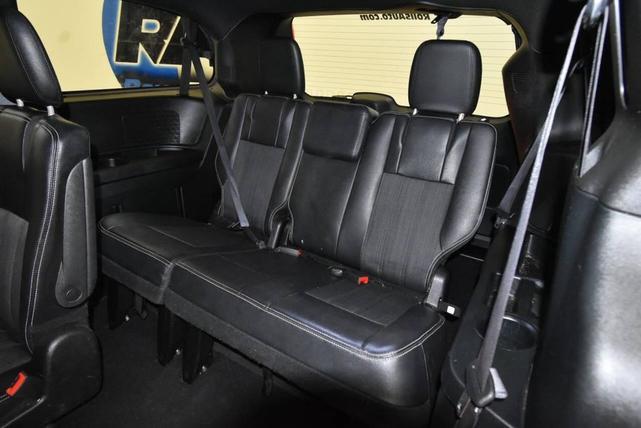 Photo of 2016 Brilliant Black Crystal Pearlcoat Chrysler Town & Country