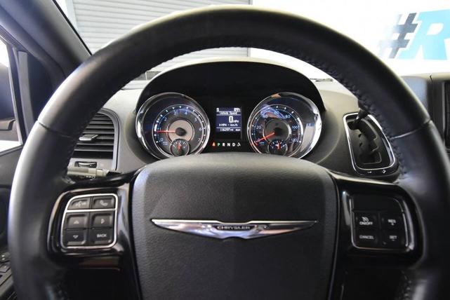 Photo of 2016 Brilliant Black Crystal Pearlcoat Chrysler Town & Country