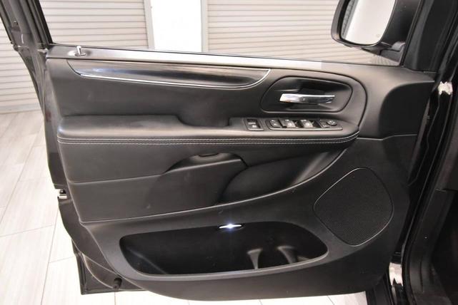 Photo of 2016 Brilliant Black Crystal Pearlcoat Chrysler Town & Country