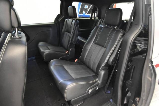 Photo of 2016 Brilliant Black Crystal Pearlcoat Chrysler Town & Country