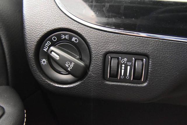 Photo of 2016 Brilliant Black Crystal Pearlcoat Chrysler Town & Country