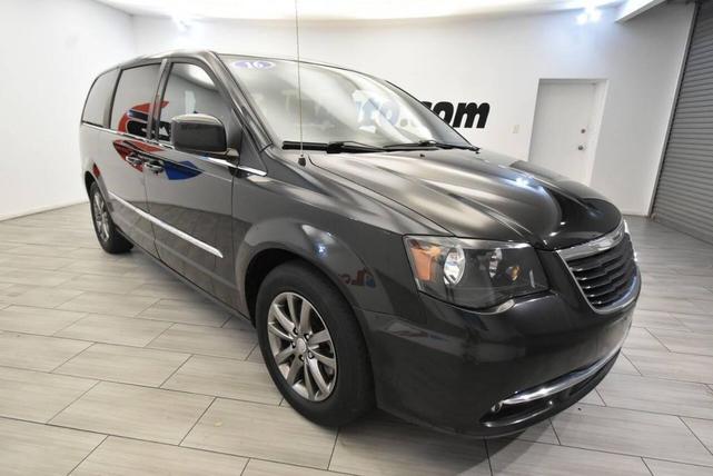 Photo of 2016 Brilliant Black Crystal Pearlcoat Chrysler Town & Country