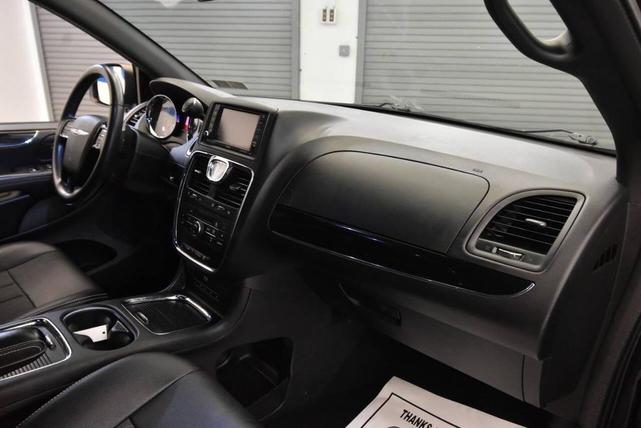 Photo of 2016 Brilliant Black Crystal Pearlcoat Chrysler Town & Country