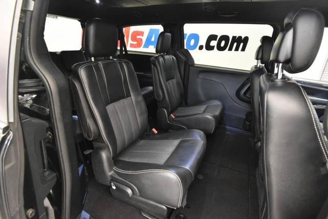 Photo of 2016 Brilliant Black Crystal Pearlcoat Chrysler Town & Country