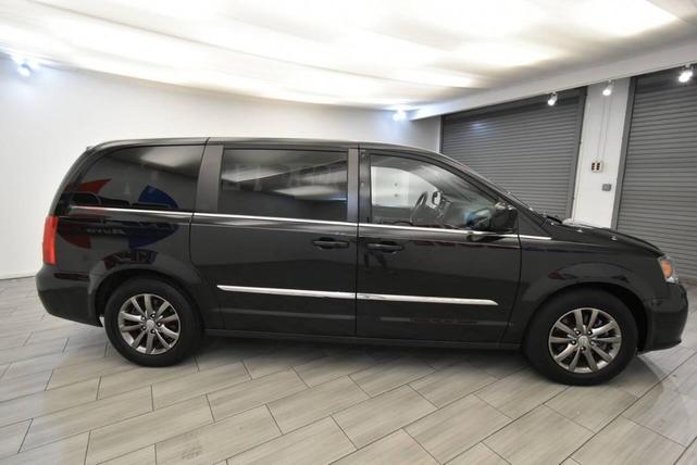 Photo of 2016 Brilliant Black Crystal Pearlcoat Chrysler Town & Country