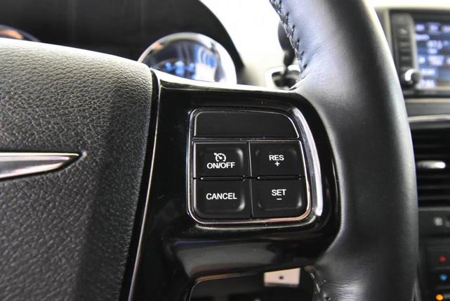 Photo of 2016 Brilliant Black Crystal Pearlcoat Chrysler Town & Country