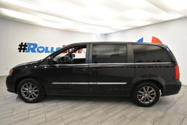 Photo of 2016 Brilliant Black Crystal Pearlcoat Chrysler Town & Country