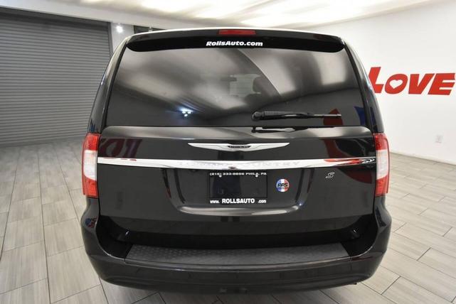 Photo of 2016 Brilliant Black Crystal Pearlcoat Chrysler Town & Country