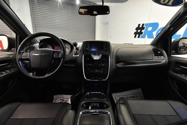 Photo of 2016 Brilliant Black Crystal Pearlcoat Chrysler Town & Country