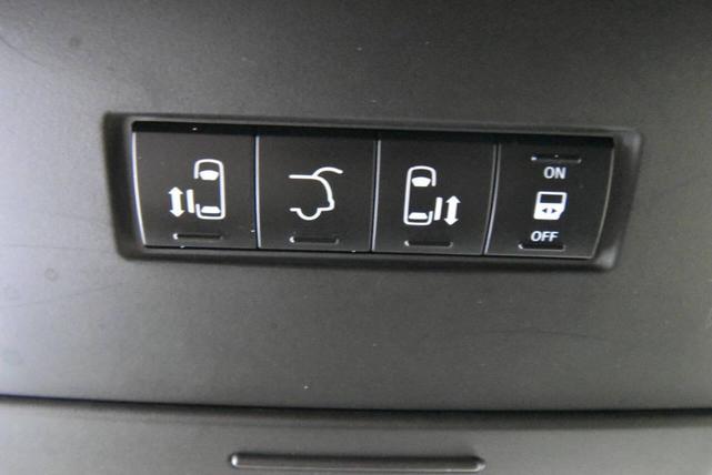 Photo of 2016 Brilliant Black Crystal Pearlcoat Chrysler Town & Country