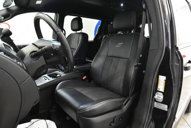 Photo of 2016 Brilliant Black Crystal Pearlcoat Chrysler Town & Country
