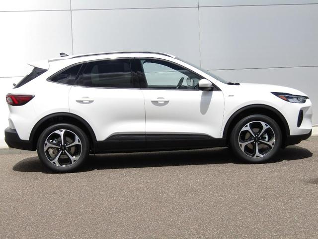 Photo of 2025 Star White Ford Escape
