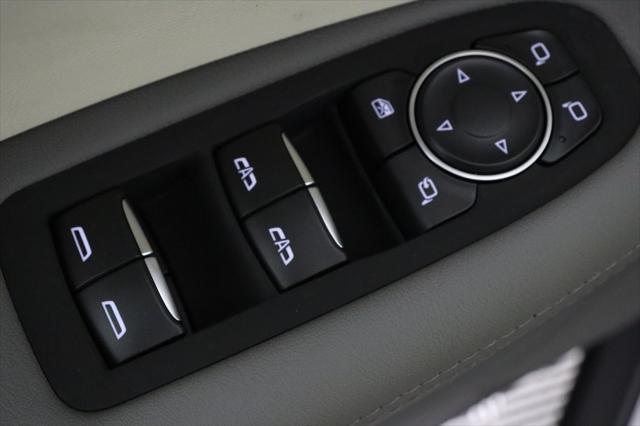 Photo of 2025 Crystal White Tricoat Cadillac XT5