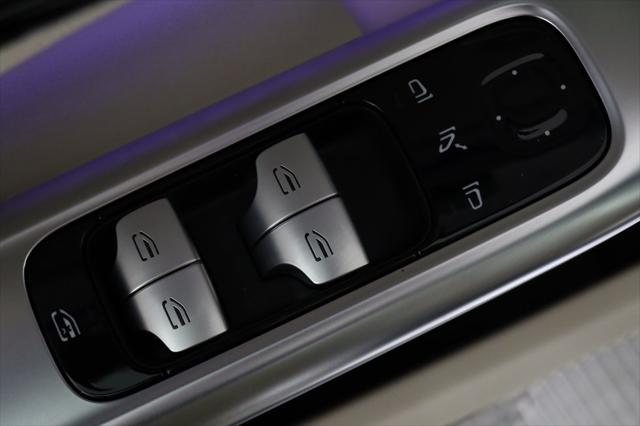 Photo of 2025 MANUFAKTUR Moonlight White Metallic Mercedes-Benz C-Class