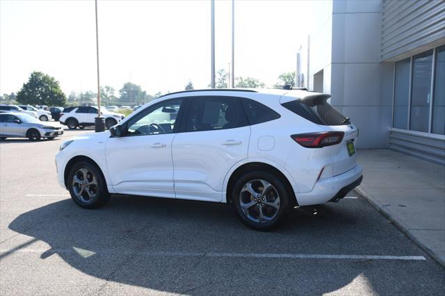 Photo of 2023 Oxford White Ford Escape