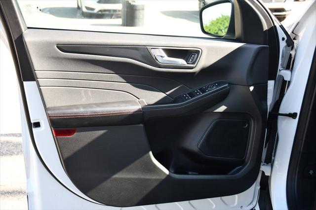 Photo of 2023 Oxford White Ford Escape