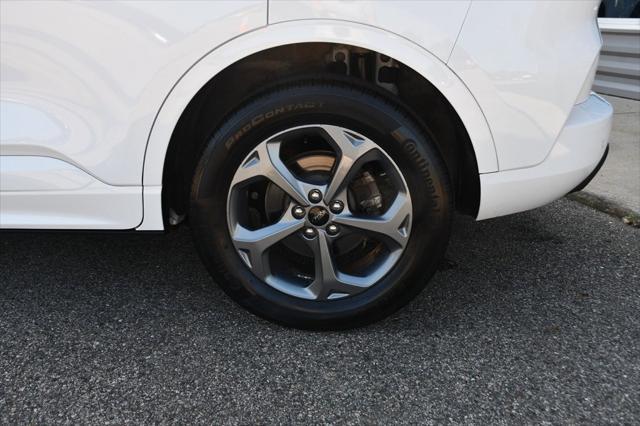 Photo of 2023 Oxford White Ford Escape