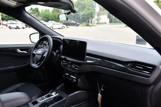 Photo of 2025 White Metallic Ford Escape