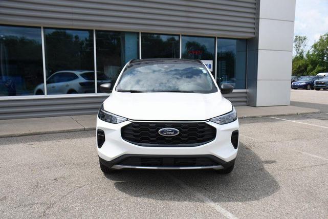 Photo of 2025 White Metallic Ford Escape