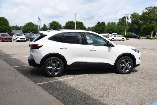 Photo of 2025 White Metallic Ford Escape