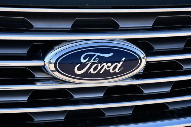 Photo of 2022 Forged Green Metallic Ford Edge
