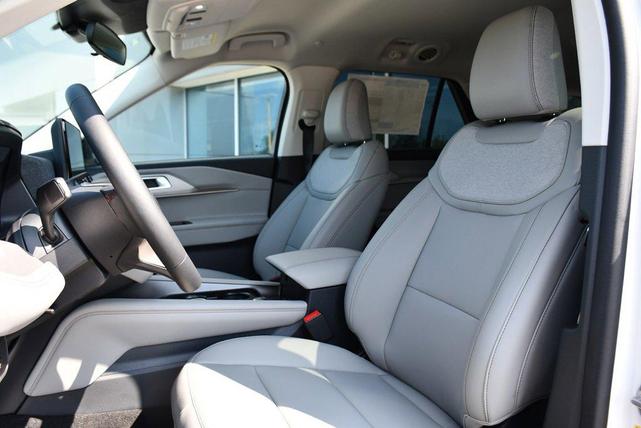 Photo of 2025 White Metallic Ford Explorer