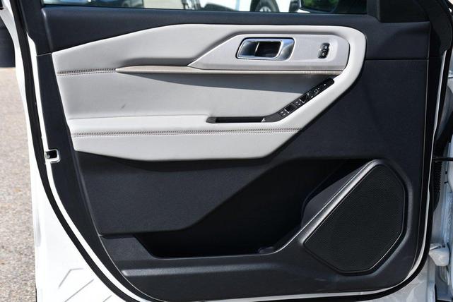 Photo of 2025 White Metallic Ford Explorer