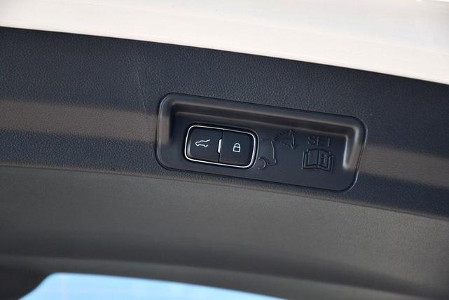 Photo of 2025 White Metallic Ford Explorer
