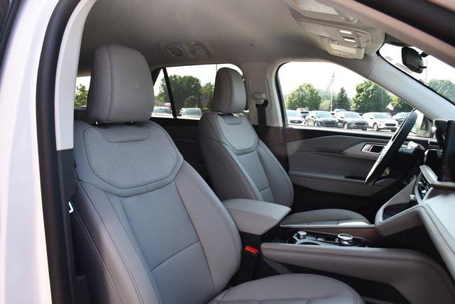 Photo of 2025 White Metallic Ford Explorer