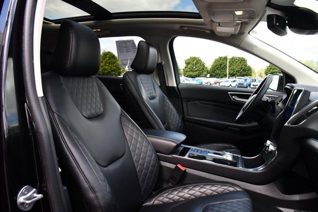 Photo of 2024 Agate Black Metallic Ford Edge