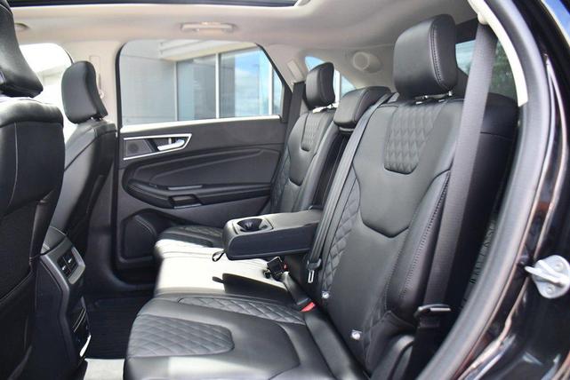 Photo of 2024 Agate Black Metallic Ford Edge